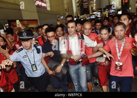 La star du football italien Fabio Cannavaro, centre, ancien entraîneur en chef de la Chine Guangzhou Evergrande FC Taobao, est entouré par des fans chinois avant de leavi Banque D'Images