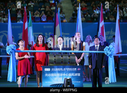 La star du tennis chinois retraités Li Na, deuxième à gauche, et la star du tennis tchèque Petra Kvitova, deuxième à droite, posent à la cérémonie d'ouverture de la WTA 2015 Wuhan Banque D'Images