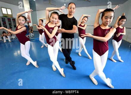 Un professeur de chinois donne aux jeunes filles de pratiquer les compétences de danse lors d'une séance de formation à l'École de danse en Huxiao Bozhou ville, à l'est l'Anhui en Chine Banque D'Images