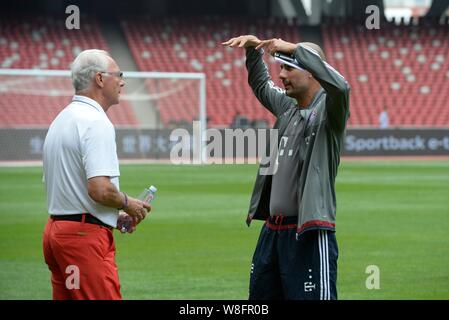 Pep Guardiola l'entraîneur-chef des FC Bayern Munich, droite, et football manager Allemand Franz Beckenbauer, gauche, assister à une session de formation pour l'Audi Footb Banque D'Images