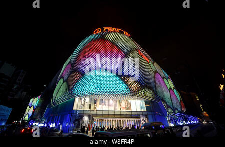 --FILE--Vue de nuit sur un bâtiment de Wanda Plaza, à Wuhan, Chine centrale, la province du Hubei, du 4 septembre 2015. Divertissement chinois et de l'immobilier gi Banque D'Images