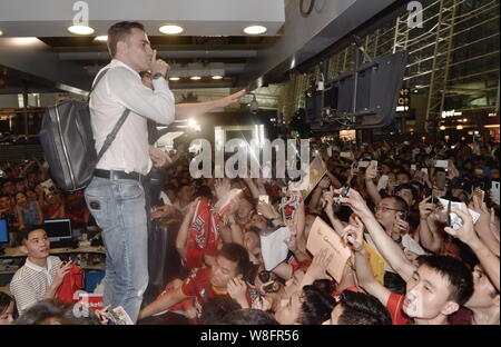 La star du football italien Fabio Cannavaro, haut, ancien entraîneur en chef de la Chine Guangzhou Evergrande FC Taobao, interagit avec les fans chinois avant de quitter Ch Banque D'Images