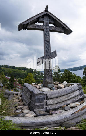 L'adoration croix sur le mont Lévitan, qui est un monument à tous les chrétiens orthodoxes enterrés ici depuis de nombreux siècles, Plyos, la Russie. Banque D'Images