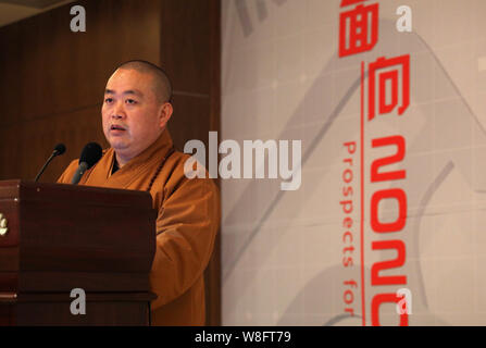 --FILE--Shi Yongxin, abbé du Temple Shaolin, prend la parole à un sommet à Beijing, Chine, 8 janvier 2011. L'échec de Chines Te Shaolin controversée Banque D'Images