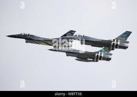 Trois sociétés belges General Dynamics F-16 volant en formation au Royal International Air Tattoo à Fairford RIAT 2019 RAF, Gloucestershire, Royaume-Uni Banque D'Images
