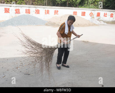 (190809) -- NANCHANG, 9 août 2019 (Xinhua) -- Gao Yinshui nettoie la cour d'une clinique de Lixin Village de Meiling dans la ville de Nanchang District Wanli, Ville de la Province de Chine orientale, le 8 août 2019. Presque tous les jours au cours des quatre dernières décennies, 69 ans, médecin de village Yinshui Gao promenades pour miles sur les routes de montagne pour voir ses patients dans 9 villages différents. À la fin de 1970, la mère de Gao avait une urgence et a eu la chance d'être sauvé par un médecin rural local. À cause de cela, Gao Yinshui a renoncé à l'occasion d'être un enseignant et a choisi de devenir un médecin rural. Cependant, elle n'a pas f médical Banque D'Images