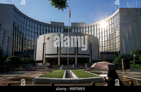 --FILE--un piéton passe devant le siège et siège social de la Banque populaire de Chine (PBOC), la banque centrale de Chine, à Beijing, Chine, 17 Jun Banque D'Images