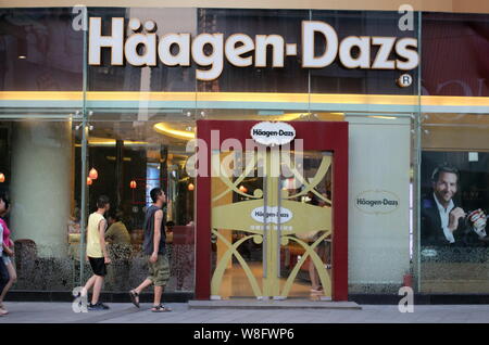 - Un fichier clients--marcher vers un magasin de crème glacée Haagen-Dazs à Chongqing, Chine, le 28 juin 2013. Glace Haagen-Dazs marque américaine veut se Banque D'Images