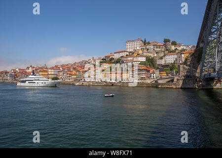 PORTO, PORTUGAL - 28 juillet 2019 : les célèbres maisons de la Ribeira dans le Douro River Bank près du Pont Dom Luis I, Porto, Portugal. Banque D'Images