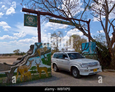 Comme le réseau routier national principal traverse le Parc National de Mikumi c'est la plus simple de faune d'un accès public à la troisième plus grand parc de Tanzanie. Banque D'Images
