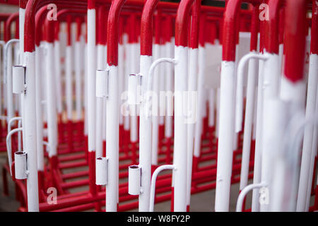 Barrière en acier rouge et blanc. Utiliser pour la barrière de sécurité. Banque D'Images