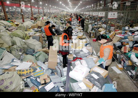 --FILE--travailleurs chinois trier les colis, dont la plupart sont des achats en ligne, à un centre de distribution de l'OFJ Express à Zhengzhou city, le centre de la Chine Banque D'Images