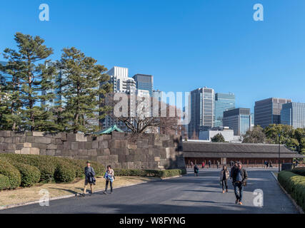 Gratte-ciel dans le quartier Marunouchi vue depuis l'Est des jardins du Palais Impérial, Tokyo, Japon Banque D'Images