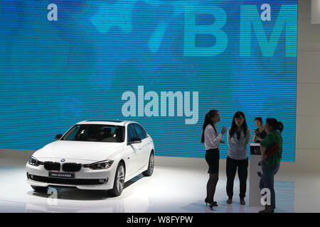 --FILE--une BMW Série 3 voiture est affichées pendant l'auto show de Nanjing, province du Jiangsu, Chine de l'est 3 octobre 2014. S'auto de luxe allemande Banque D'Images