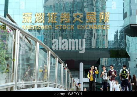 --FILE--piétons près de la Bourse de Shenzhen dans la ville de Shenzhen, province du Guangdong en Chine du sud, le 23 novembre 2013. Installé dans un skyscrap Banque D'Images