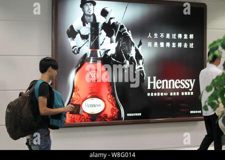 --FILE--piétons passent devant une publicité pour Hennessy Cognac XO de LVMH Moet Hennessy Louis Vuitton SA à Xiamen city, sud-est, Chine Fujian p Banque D'Images