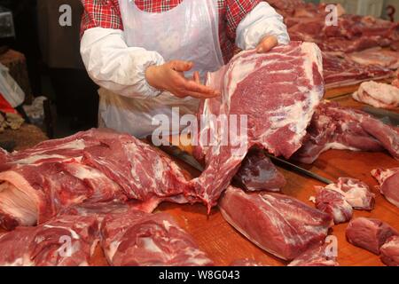 --FILE--Un vendeur vend chinois au porc un marché libre à Shanghai, Chine, le 5 avril 2012. Près d'un demi-milliard de dollars de viande congelée de contrebande ¨ Banque D'Images