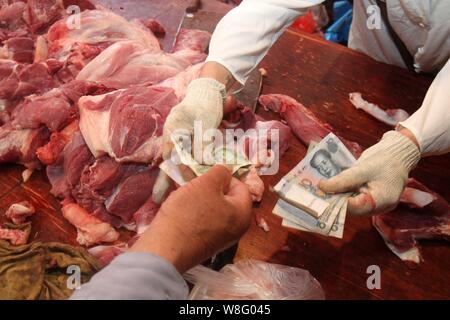 --FILE--Un vendeur vend chinois au porc un marché libre dans la ville de Nantong, province du Jiangsu en Chine de l'Est, 7 juillet 2011. Près d'un demi-milliard de dollars millepertuis Banque D'Images