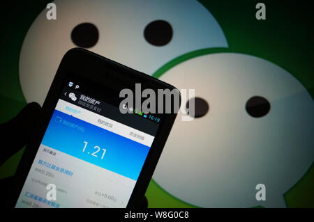 --FILE--un résident chinois local utilise des fonds d'investissement WeChat par l'application de messagerie Weixin, ou WeChat, de Tencent sur son smartphone à Zhengzhou city, c Banque D'Images