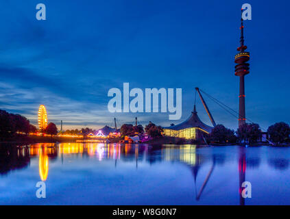 Festival d'été dans l'Olympiapark avec TV Tower et Olympia Lake dans la nuit. Munich, Bavaria, Germany, Europe Banque D'Images