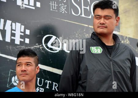 Le premier ultra-marathon international champion Chen Penbin, gauche, et a pris sa retraite de basket-ball chinois Yao Ming superstar assister à la cérémonie de départ Banque D'Images