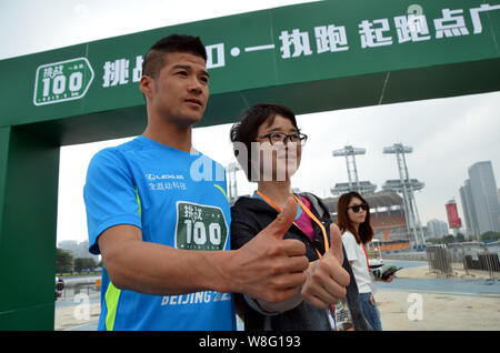 Le premier ultra-marathon international champion Chen Penbin, gauche, pose avec une fan lors de la cérémonie pour lancer le défi de l'exécution 100 mara Banque D'Images