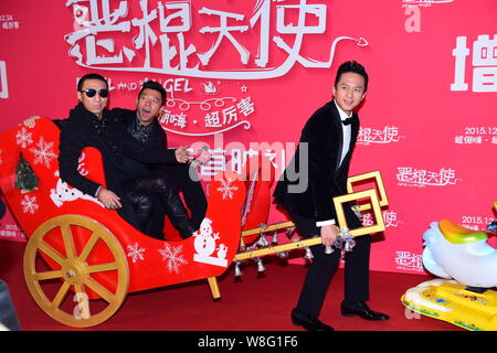 L'acteur chinois Deng Chao, droit, charrettes Chen Yufan, gauche, et Hu Haiquan de Yuquan bande chinois sur le tapis rouge pour la première de son nouveau film 'Dev Banque D'Images