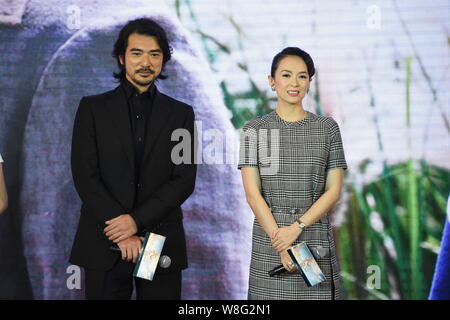 L'actrice chinoise Zhang Ziyi, droite, Taiwanese-Japanese l'acteur et chanteur Takeshi Kaneshiro posent lors d'une conférence de presse pour son nouveau film 'La Traversée Banque D'Images