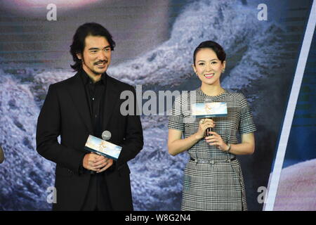 L'actrice chinoise Zhang Ziyi, droite, Taiwanese-Japanese l'acteur et chanteur Takeshi Kaneshiro réagir lors d'une conférence de presse pour son nouveau film 'La Traversée Banque D'Images