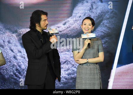 L'actrice chinoise Zhang Ziyi, droite, Taiwanese-Japanese l'acteur et chanteur Takeshi Kaneshiro parler lors d'une conférence de presse pour son nouveau film 'La Traversée Banque D'Images
