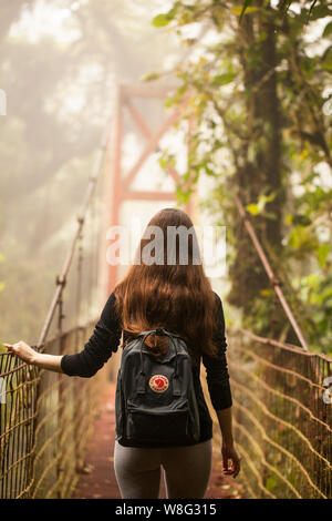 ,Monteverde Puntarenas Costa Rica/-24 janvier,2019:jeune voyageur randonnées en forêt nuageuse de Monteverde avec un Fjallraven backpak pratique Kanken. Banque D'Images