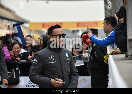 La pilote de F1 Lewis Hamilton de Mercedes arrive pour signer des autographes pour les fans sur le Circuit International de Shanghai avant la Formule 1 2015 Chine Banque D'Images