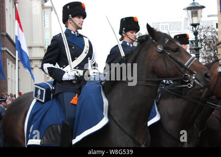 Les femmes soldats de cavalerie accompagnant l'entraîneur d'or avec la reine Beatrix sur Prinsjesdag procession à Den Haag, Zuid Holland, Nederland. Banque D'Images