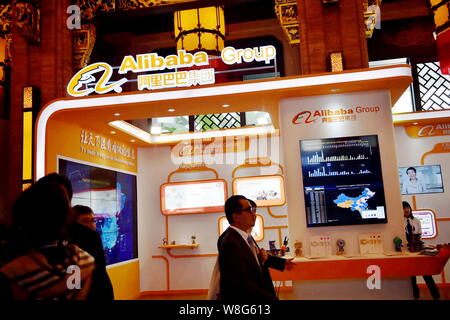 --FILE--visiteurs passent devant le stand du Groupe d''Alibaba pendant la première Conférence Internet exposition à Wuzhen ville, Tongxiang city, est de la Chine Banque D'Images