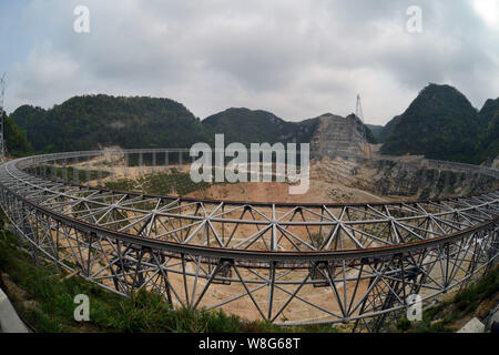 --FILE--Vue sur le site de construction du plus grand radiotélescope du monde appelé rapidement (cinq cent mètre d'ouverture du télescope) à Pingtang sphérique Banque D'Images