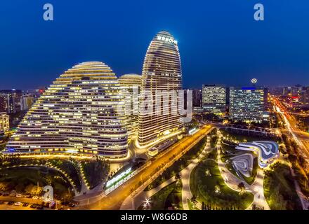 Vue de la nuit de l'Wangjing Soho Soho développé par la Chine à Beijing, Chine, 24 septembre 2014. Banque D'Images