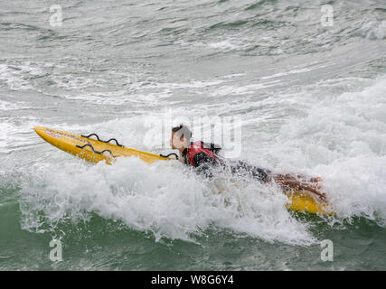 Bournemouth, Royaume-Uni. 9 Août, 2019. Les surfeurs et le personnel de la RNLI profitez au maximum de la très venteux à Bournemouth en août. Crédit : Thomas Faull/Alamy Live News Banque D'Images