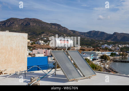 Ierapetra, Grèce/Crète - octobre 14,2019 : concept de l'énergie verte. Chauffe-eau solaire sur le toit d'une maison en Crète, Grèce. Banque D'Images