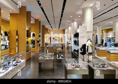 New York, USA. 8e août 2019. Photo prise le 8 août 2019, montre l'intérieur de Barneys New York flagship store à Manhattan, New York, aux États-Unis. Barneys New York le mardi a dit que c'est le dépôt de bilan et fermera 15 emplacements. Les détaillants haut de gamme est la plus récente d'obtenir la protection contre la faillite et arrêter au milieu d'un magasin d'achat en ligne de commande du consommateur. Credit : Muzi Li/Xinhua/Alamy Live News Banque D'Images