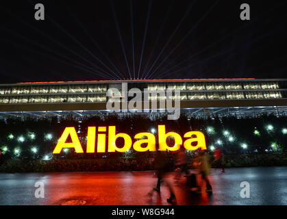 Depuis la promenade piétonne de l'emblème de l'Alibaba en face du siège de vente en ligne Taobao site chinois dans la nuit dans la ville de Hangzhou, à l'est Chines Zh Banque D'Images