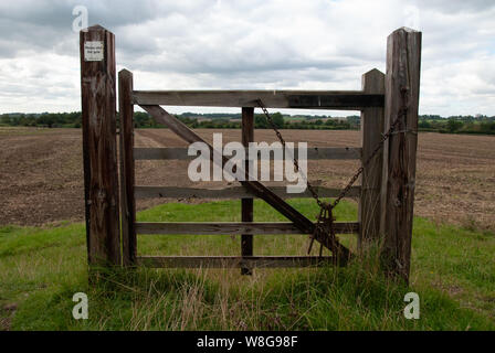Une porte fermée au milieu d'un champ au milieu de l'Angleterre, Royaume-Uni. Fermée à ceux seulement qui pensent ainsi Banque D'Images