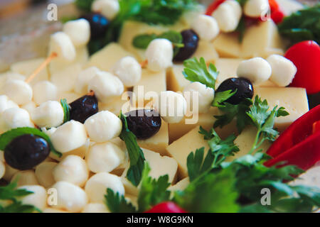 Bain turc traditionnel grec ou le fromage et les olives sur la table du petit déjeuner. Banque D'Images