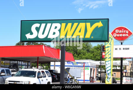 Subway Sandwich Shop signe, avec un restaurant Dairy Queen à l'arrière-plan dans le Texas Banque D'Images