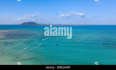 De nombreux cerfs-volants colorés dans le drapeau sur la plage de Fuerteventura, Îles Canaries Banque D'Images