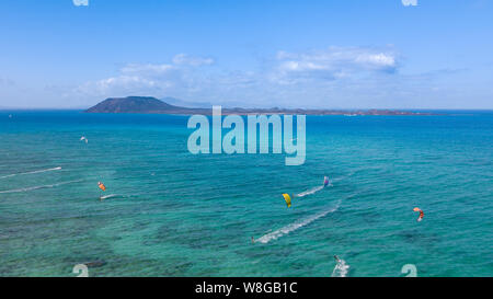 De nombreux cerfs-volants colorés dans le drapeau sur la plage de Fuerteventura, Îles Canaries Banque D'Images