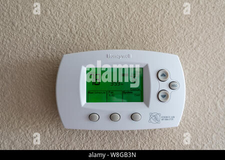 Orlando, Floride/USA-8/9/19:un thermostat programmable Honeywell pour contrôler l'air conditionné et chauffage dans une maison. L'espace de copie est au-dessus de thermostat. Banque D'Images