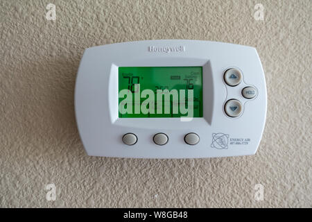 Orlando, Floride/USA-8/9/19:un thermostat programmable Honeywell pour contrôler l'air conditionné et chauffage dans une maison. Banque D'Images