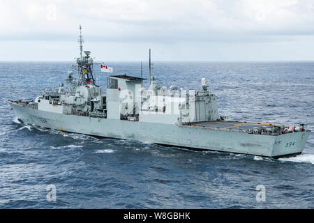 (11 juillet 2019) La Marine royale canadienne frégate de classe Halifax NCSM REGINA (FFH 334) transits avec le dock de transport amphibie USS Green Bay (LP Banque D'Images