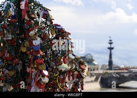 Moscou, Russie - Août 06, 2019 : Mariage colorés cadenas sur un arbre métallique sur le pont Luzhkov à Moscou. Banque D'Images