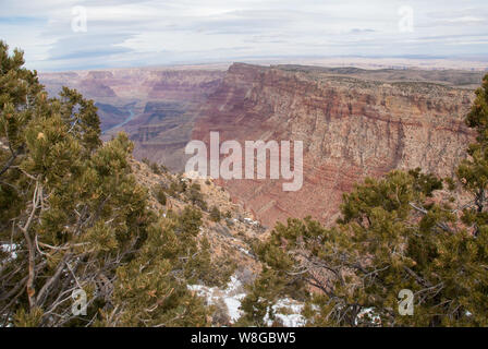 L'heure d'hiver dans le Grand canyon quand la neige est tombée et montre la profondeur de la beauté de l'une des sept merveilles du monde. Banque D'Images